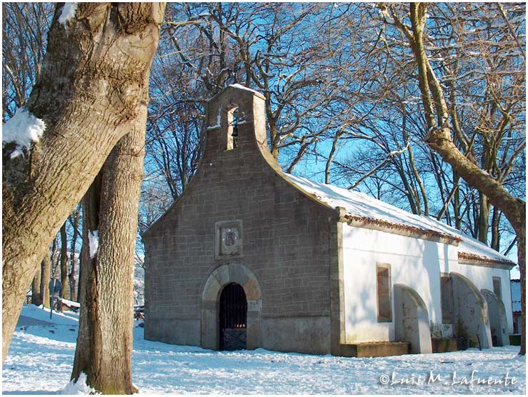 La Capilla de San Roque data del siglo XIII y es lugar emblemático de paso en elm Camino  primitivo hacia Santiago