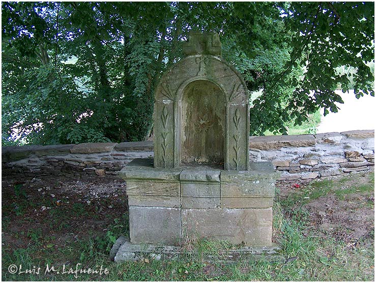 Altar con hornacina en patio del Monasterio de Santa María La Real - Tineo - Asturias, data del año 780, estilo Románico,  lugar de obligada visita en el Camino de Santiago..