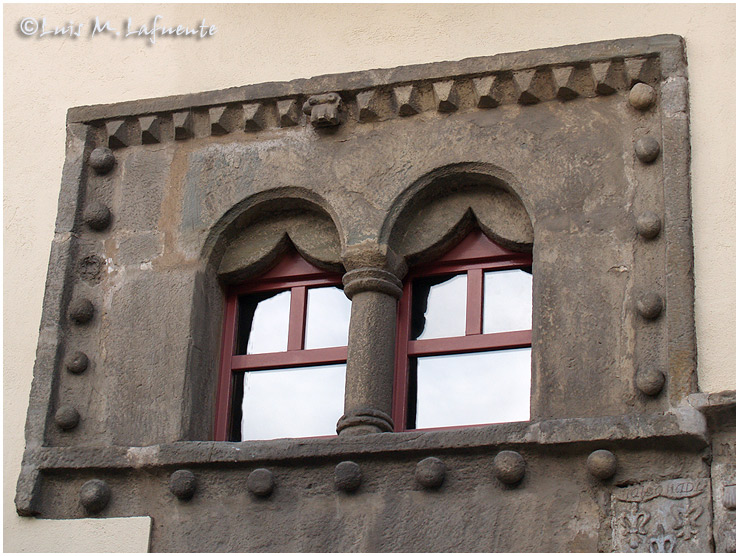 Ventana de doble arco de la Casa Palacio de los García de Tineo, siglos XV -XVII Y XVIII - Camino de Santiago Primitivo - TINEO - Asturias