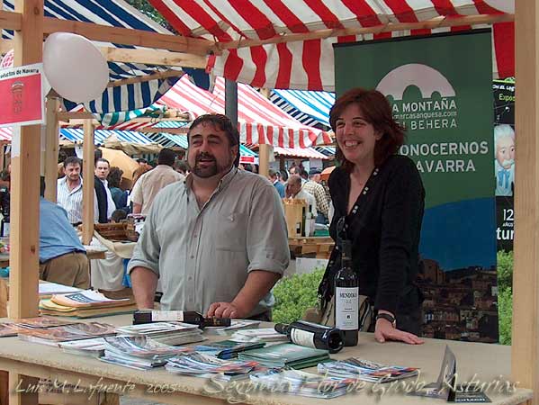 Representantes de la Comarca Sangüesa, la Comarca "Baja Navarra", una tierra con un patrimonio artístico y  natural realmente monumental, personas muy amables, ofrecían  amplia información, facilitando unos folletos turísticos a imitar..