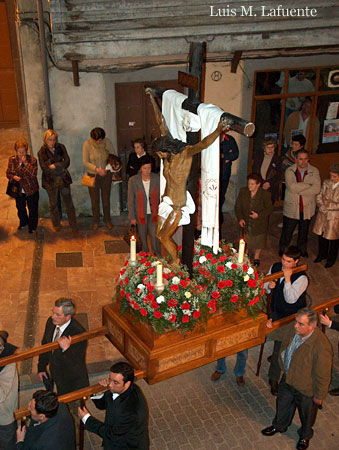 Paso de Jesús Crucificado camino de la Plaza de la Iglesia..
