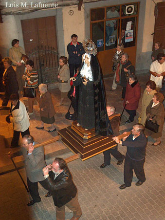 Paso , en silencio, la procesión se acerca a la Plaza de la Iglesia..