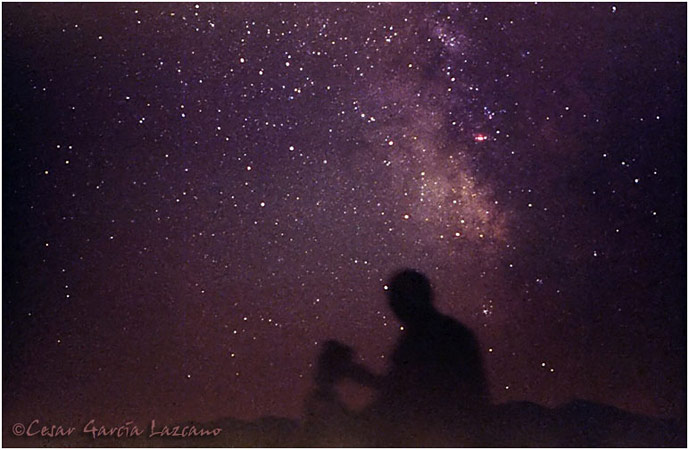 Luis M. Lafuente bajo la Via láctea en una imágen tomada por Cesar García Lazcano  con su plancheta ecuatorial, Fotógrafo ©2005 - Grado, Asturias