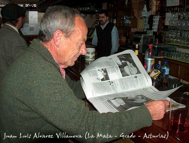 Juan Luis ante un buen vino de Picaroso en el Restaurante El Cabaño, Grado, Asturias