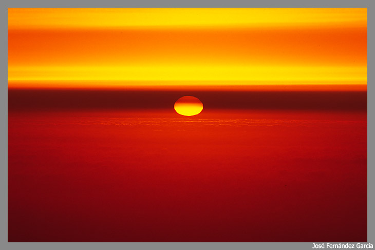 Pepe dice lo siguiente de ésta imagen : "En el momento en que el sol tocaba el horizonte el mar de nubes se volvió de color rojo y el cielo naranja, fué algo increible que duró no más de un minuto. A pesar de que la noche fué muy mala, valió la pena subir al observatorio para ver este espectáculo único."