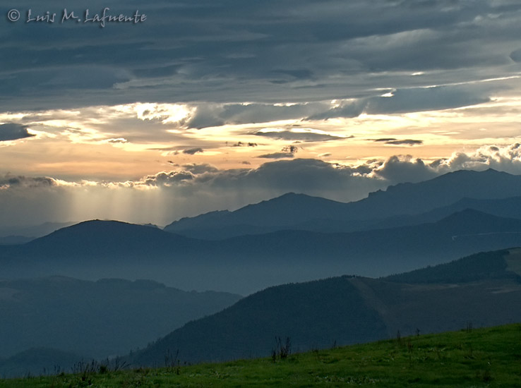 amanece sobre la Sierra del Aramo, imagen tomada desde la Sierra de Bodenaya..09,15 horas
