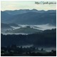 Amanece en Asturias, entre las primeras luces las nieblas se arrastran entre los valles, los bosques..