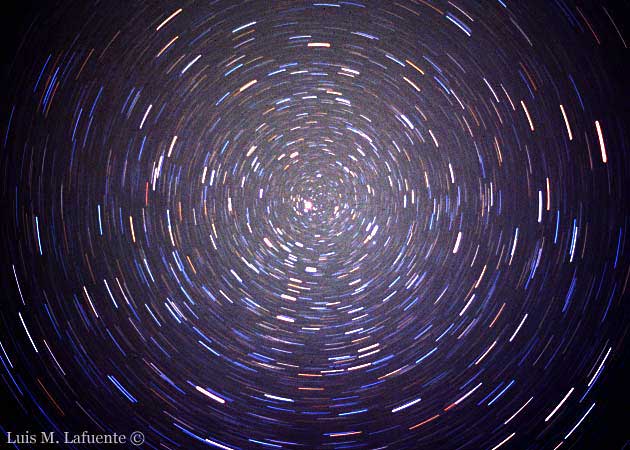 Éste es el resultado de dejar la máquina fotográfica abierta apuntando a la estrella Polar durante algo más de media hora..