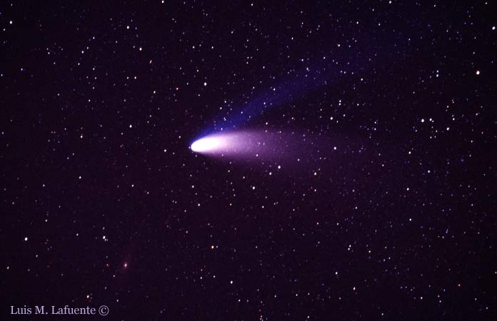 éste es el cometa Hale-Bopp, La mancha lechosa que hay abajo a su izquierda es la Nebulosa Andromeda, el objeto celeste más lejano visible sin ayuda óptica..