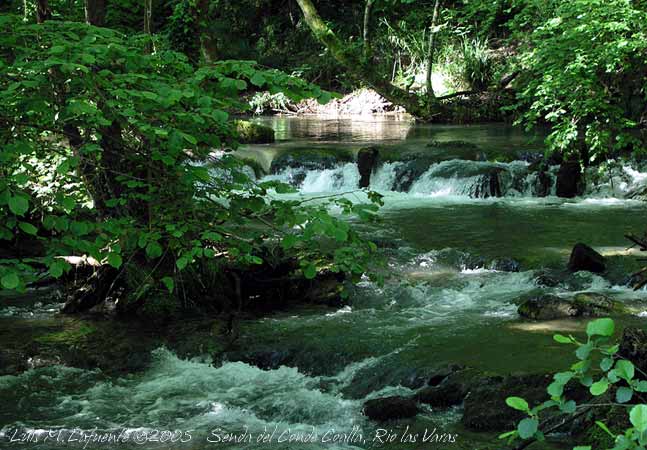 un puente nos cambia de orilla a nuestra derecha vemos ésta imagen con cascadas..